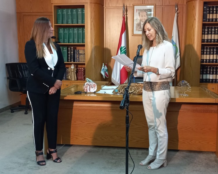 Delivery of books for the learning of Italian language to the CRDP