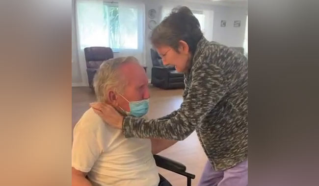 In Video: Two elderly meet again in an emotional moment After 215 days separation due to Corona
