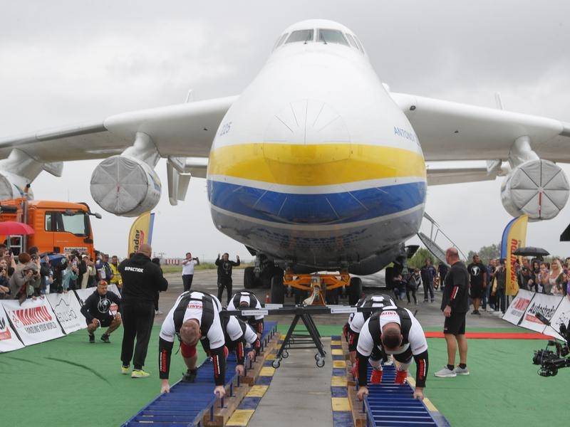 In Video: Eight Ukrainian athletes tow the world's heaviest cargo plane