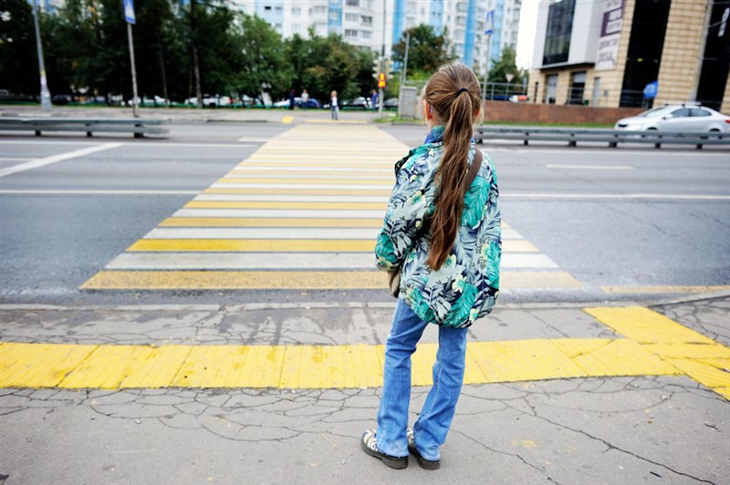 Find Out the Safe Age For Kids to Cross the Street