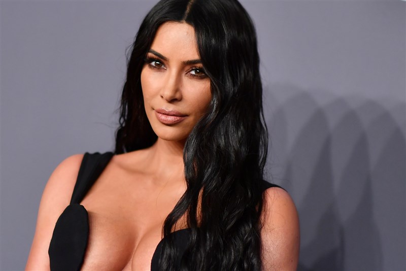 In Picture: Kim Kardashian giving away money to 1000 followers in celebration of Christmas