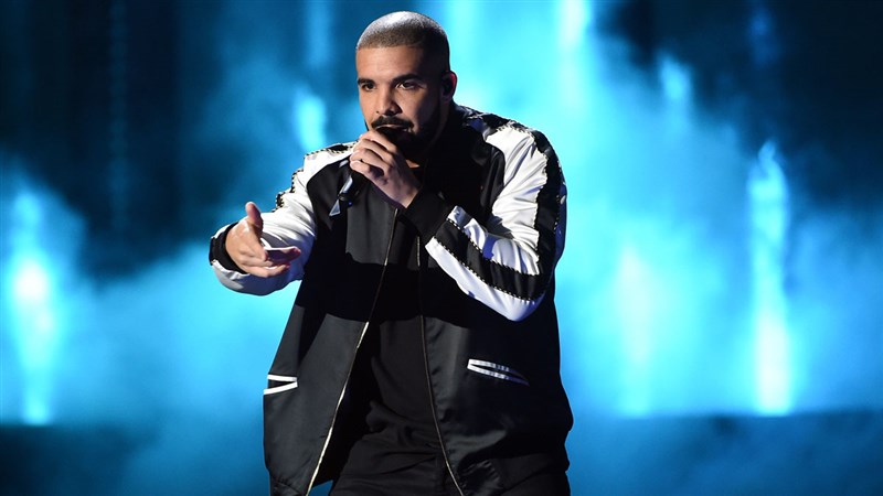 In Video: Drake Threatens a Spectator who was Sexually harassing Women