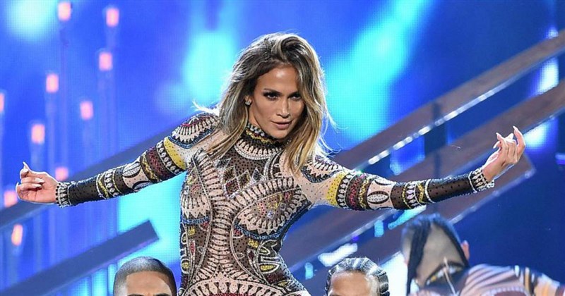 J.Lo looks stunning in lebanese couture for american idol finale