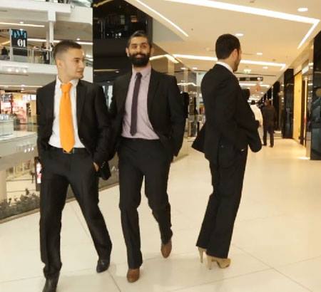 ثلاثة شبّان تجولوا بالكعب العالي في Le mall احتراماً للمرأة‎