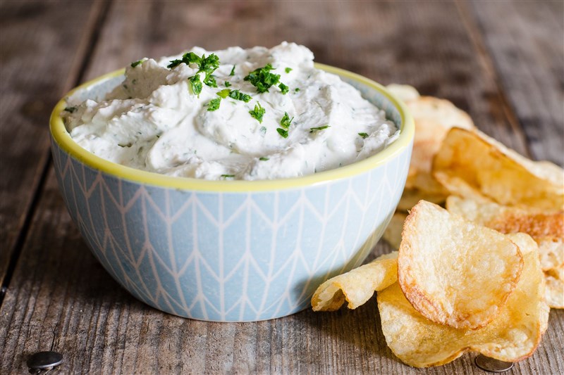 With only three ingredients:This is how you prepare sour cream sauce at home