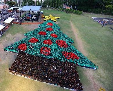 Hondurans breaks record with world record human Christmas tree 