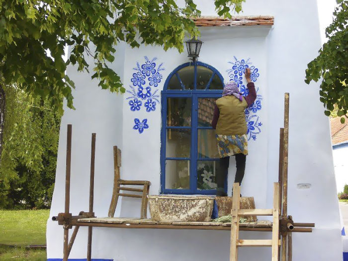 90 Year Old Grandma Turns Small Village Into Her Art Gallery By Hand-Painting