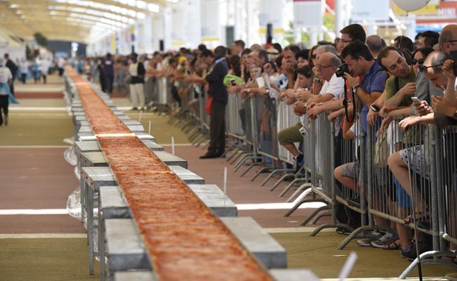 Italy  breaks Guinness world record  with Longest Pizza ever