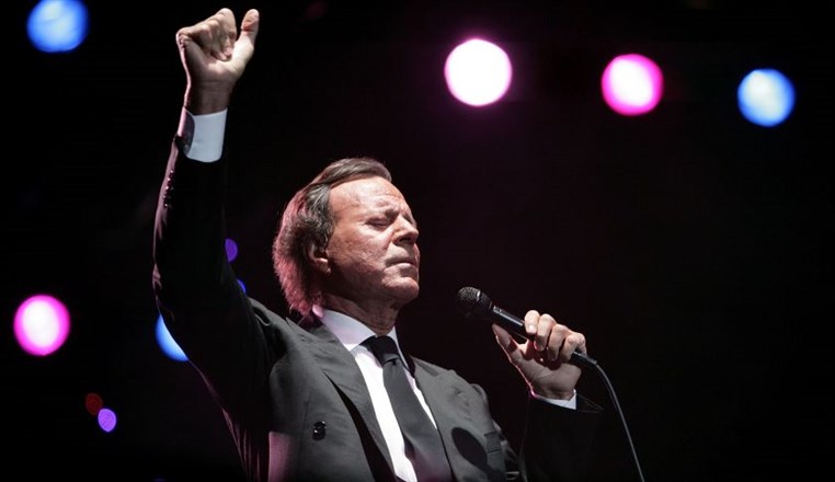 Julio Iglesias to perform in UAE