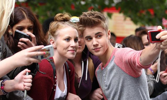 Justin Bieber Has Some Strict Rules For Fans Who Want To Take Photos With Him