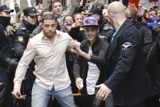 In Video: guy dressed up like Justin Bieber and pranked people in his local mall 