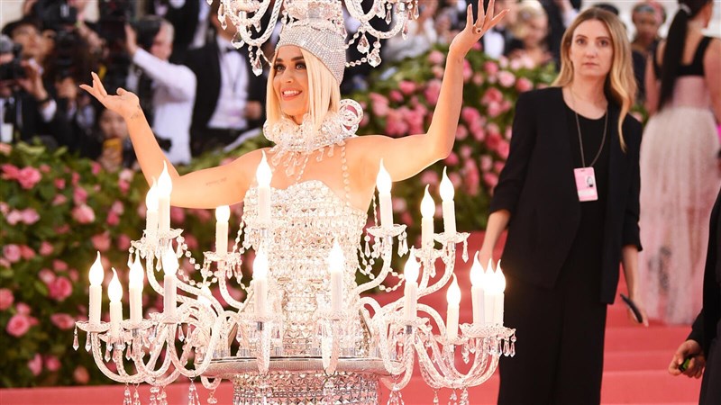 Katy Perry's chandelier dress weighed 18KG