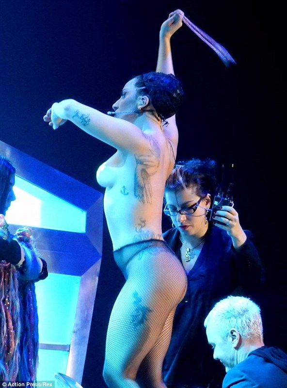 Lady Gaga Strips Nude On Stage Again