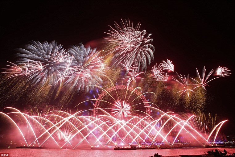 London Unleashes 15 Tons Of Fireworks To Celebrate 2015 With A Bang
