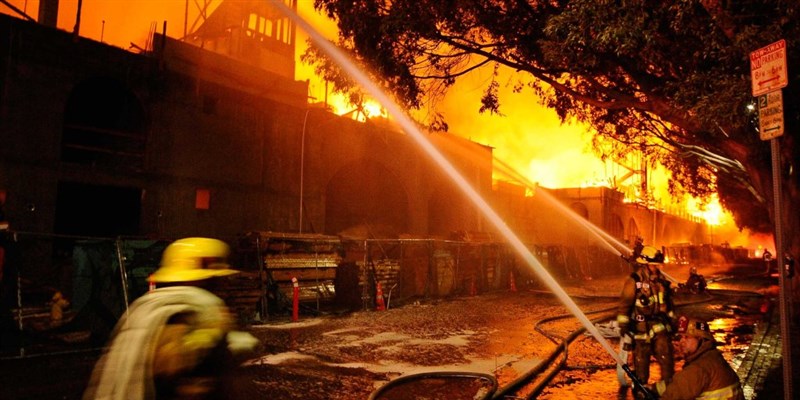 Sky Turns Red As Terrifying Fire Forces Neighbours To Flee In Los Angeles