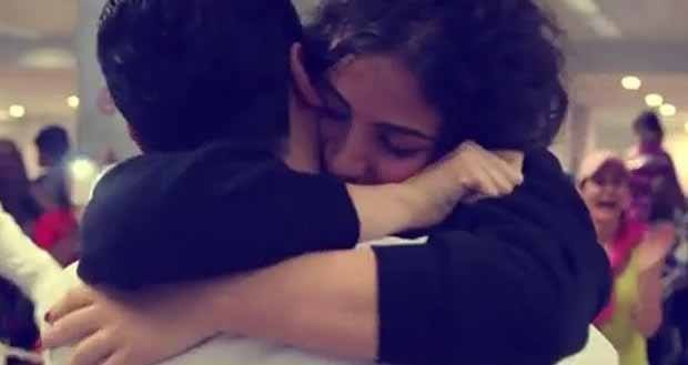  بالفيديو طلب يدها أمام الجميع في مطار بيروت
