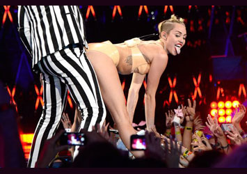 Miley Cyrus Perfomance at 2013 MTV Video Music Awards