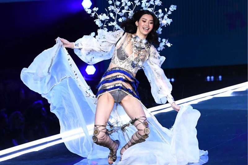 In Video: Victoria's Secret Model 'Viral' Runway Fall