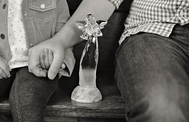 Father and Daughter Recreate Old Photos to Say Goodbye to Late Wife and Mother
