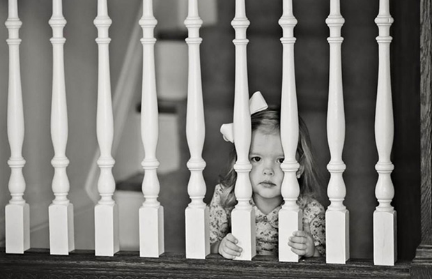 Father and Daughter Recreate Old Photos to Say Goodbye to Late Wife and Mother