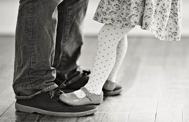 Father and Daughter Recreate Old Photos to Say Goodbye to Late Wife and Mother
