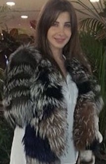  نانسي عجرم في باريس ومعطفها يخطف الأنظار