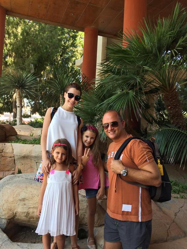 New holiday picture featuring Nancy Ajram with her family