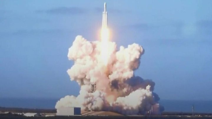 SpaceX launches Falcon Heavy, the world's most powerful rocket