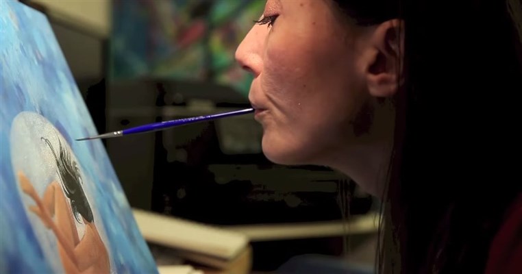 This Artist Is Paralyzed But That Isnt Stopping Her From Doing What She Loves