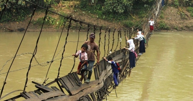 25 of the Most Incredible Journeys to School in the World