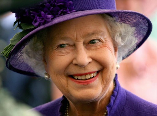 Queen Elizabeth Photobombs A Selfie Is Infinitely Cooler Than Everyone