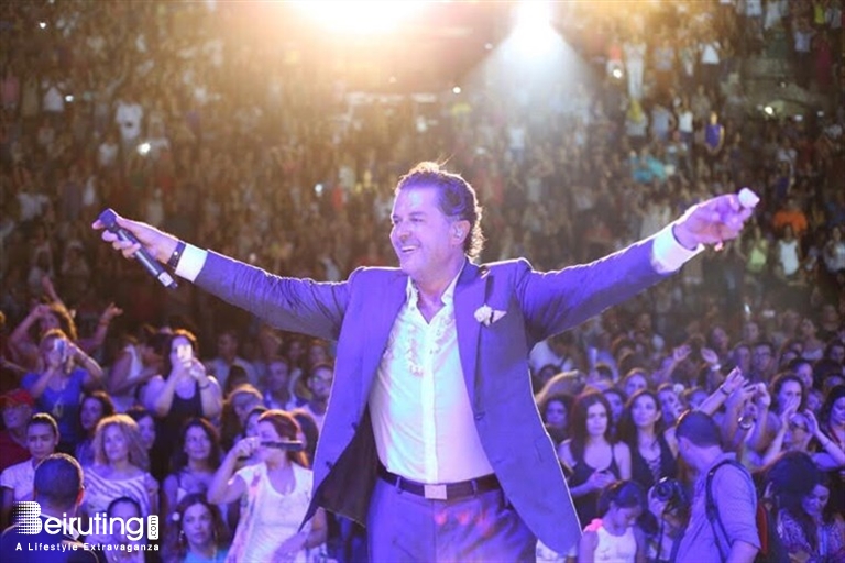 Ragheb Alama slips on stage at Bkassine Festival