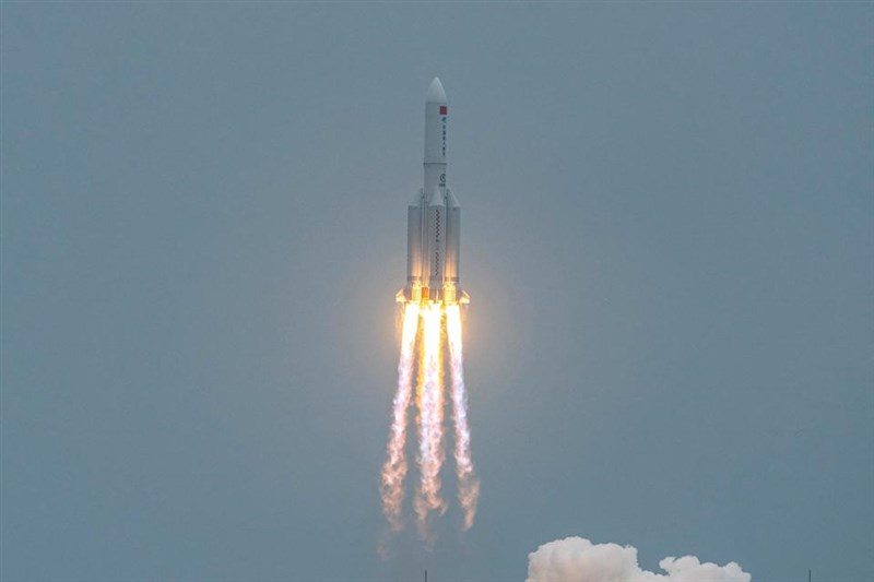 He passed over two Arab countries : the Chinese rocket minutes before it fell in video