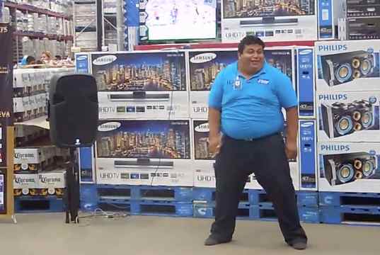 Spanish Sam's Club Employee turnt up all the way