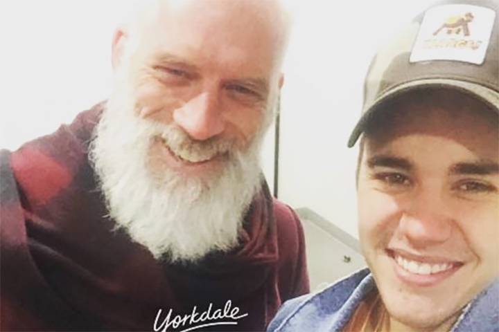 check out justin biebers selfie with santa