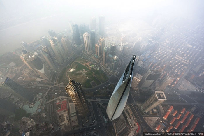 In Video: Climbing Shanghai Tower 650 meters (Impressive Footage)
