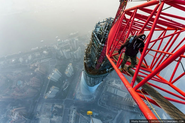 In Video: Climbing Shanghai Tower 650 meters (Impressive Footage)