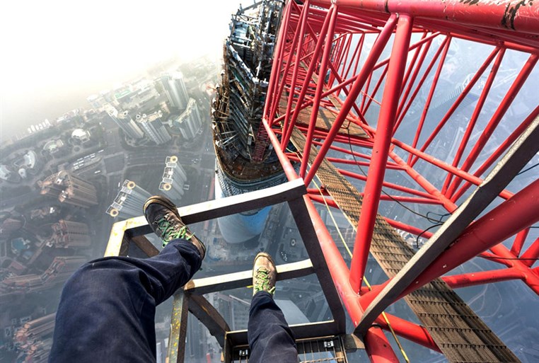 In Video: Climbing Shanghai Tower 650 meters (Impressive Footage)