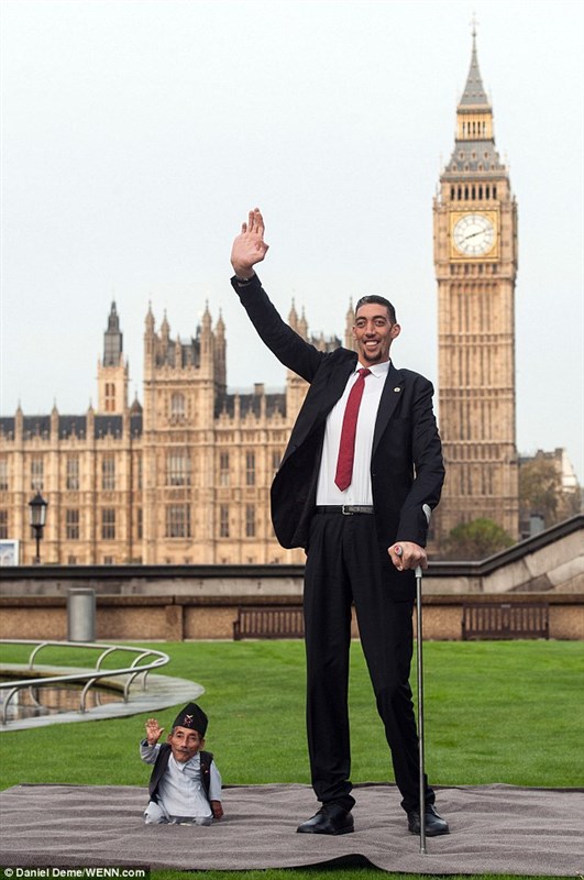 Shortest man ever meets tallest living person