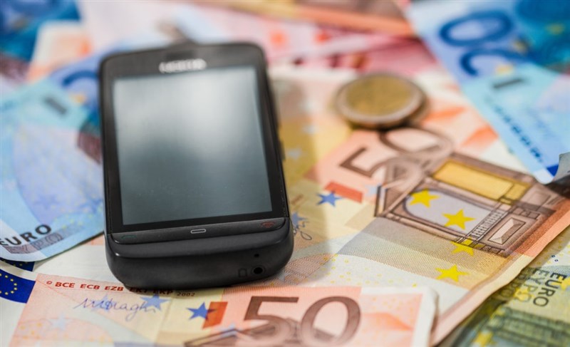 Covid-19 Can Survive On Phones And Cash For 28 Days According To Research