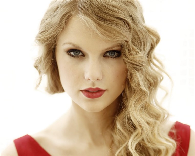 Taylor Swift goes for Hollywood history