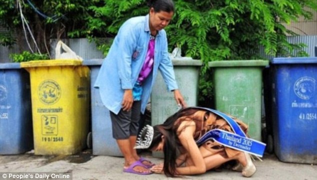 Miss Thailand  kneels down in her  tiara to thank rubbish collecting mother who raised her