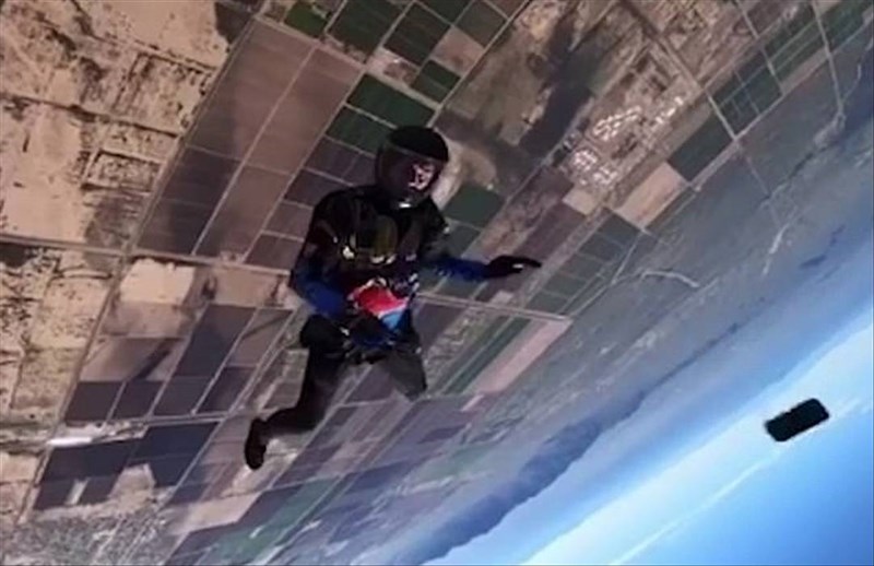In Video: Skydiver's iPhone Survives 10 000 Foot Fall After Falling Out During Jump
