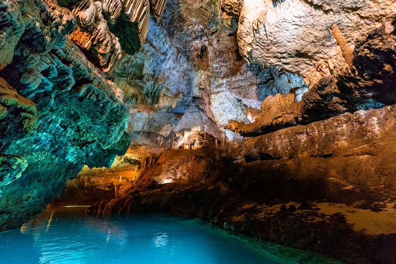 The Stunning Natural Wonders of Jeita Grotto