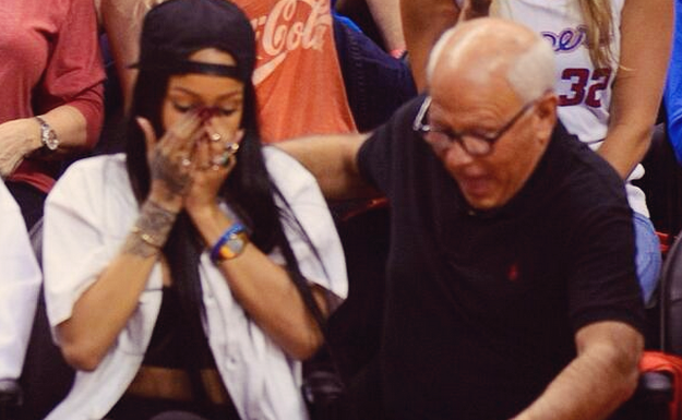 Rihannas 25,000 Dollars Selfie With The LAPD
