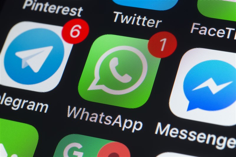  WhatsApp and Instagram service are back after being cut off by about half an hour