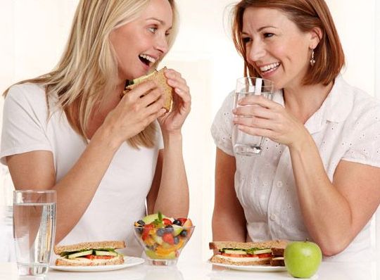 أضرار شرب الماء أثناء وبعد الأكل