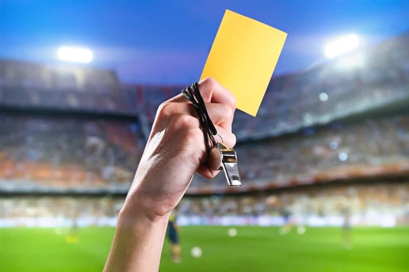 In Video: Because of the forgotten yellow card a referee is in an embarrassing situation