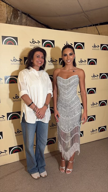 من أصغر الفنانين المشاركين… لين الحايك تُبهر جمهور مهرجان جرش وتترك بصمتها في أول ظهور لها على المسرح التاريخي
