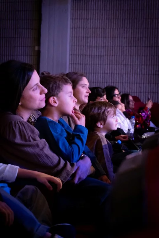 Claire, dans le nouveau spectacle L’ÉTRANGÈRE DE NOËL